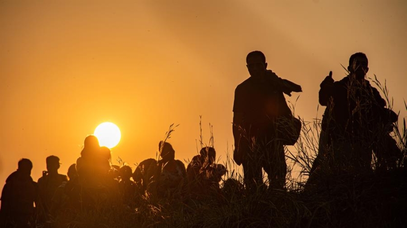 Desde octubre de 2018, y a pesar del endurecimiento de la vigilancia en la frontera sur de México, miles de migrantes de Centro y Suramérica, el Caribe y de países de África y China entran en el territorio mexicano con el objetivo de llegar a Estados Unidos. Imagen de archivo. EFE/ Carlos López