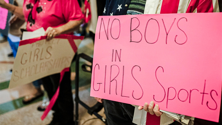 Manifestantes a favor de los deportes y las estancias exclusivas para mujeres en las escuelas se reúnen en el Capitolio del Estado de Texas, en Austin, el 20 de septiembre de 2021. (Tamir Kalifa/Getty Images)