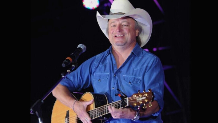 Mark Chesnutt actúa en la exhibición de BLA durante la Conferencia y Salón de la Fama de la Asociación Internacional de Compradores de Entretenimiento en Nashville, Tennessee, el 3 de octubre de 2011. (Rick Diamond/Getty Images de IEBA)