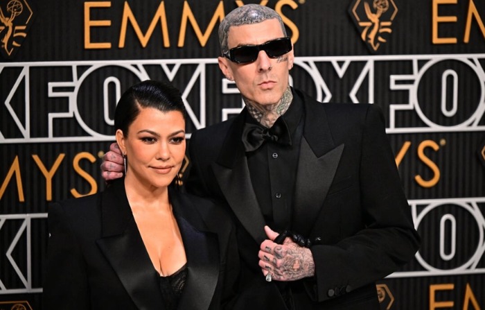 Kourtney Kardashian y su esposo Travis Barker llegan a la 75ª edición de los premios Emmy en Los Ángeles, California, el 15 de enero de 2024. (Frederic J. Brown/AFP vía Getty Images)