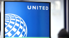 Avión de United Airlines vuelve a Connecticut tras caída de parte de una carcaza en el despegue