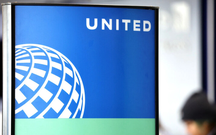 El logotipo de United Airlines aparece en una zona de facturación del Aeropuerto Internacional de Los Ángeles (LAX), en Los Ángeles, el 8 de enero de 2024. (Mario Tama/Getty Images)