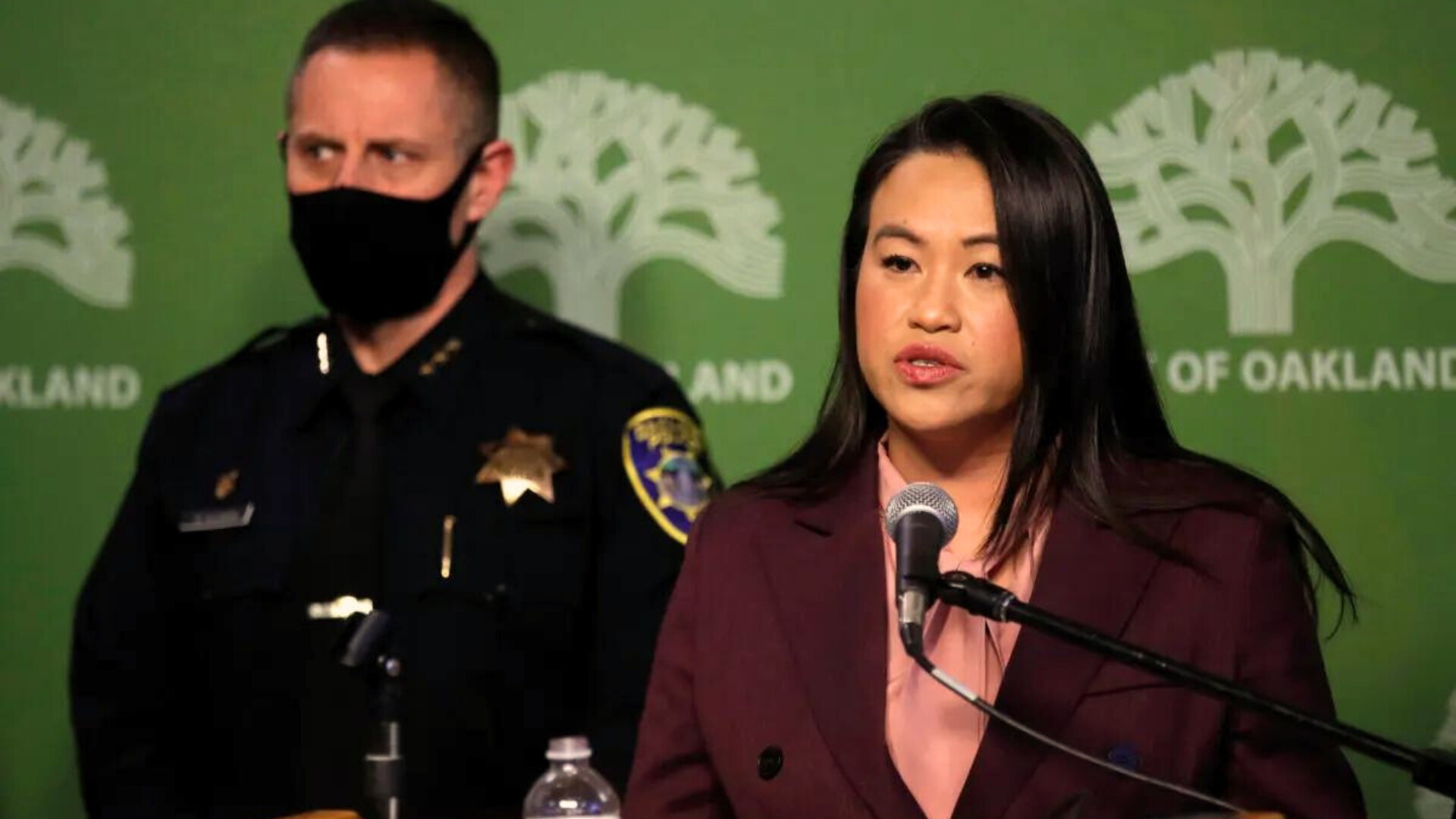 El alcalde de Oakland, Sheng Thao, anuncia el despido del jefe de policía de Oakland, LeRonne Armstrong, durante una conferencia de prensa en el Ayuntamiento de Oakland, California.