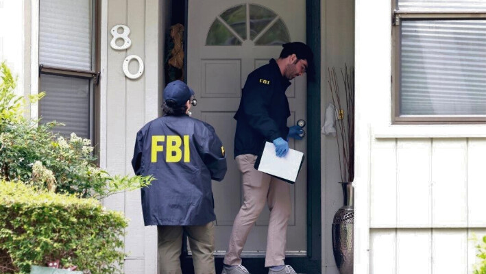 Agentes del FBI allanan una casa en Maiden Lane donde supuestamente vive el alcalde de Oakland, Sheng Thao, en Oakland, California, el 20 de junio de 2024. (Jessica Christian/San Francisco Chronicle vía AP)