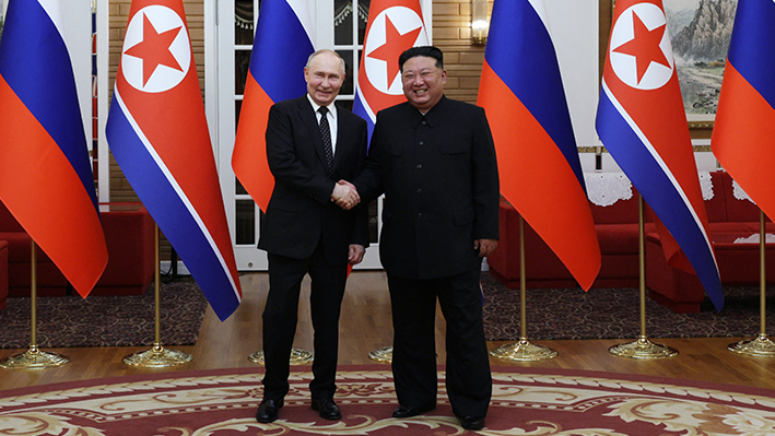 En esta fotografía de grupo distribuida por la agencia estatal rusa Sputnik, el presidente de Rusia, Vladimir Putin (izq.), estrecha la mano del líder de Corea del Norte, Kim Jong Un, durante una reunión en Pyongyang el 19 de junio de 2024. (GAVRIIL GRIGOROV/POOL/AFP via Getty Images)