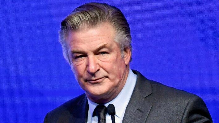 Alec Baldwin es el maestro de ceremonias de la Gala del Premio Robert F. Kennedy Human Rights Ripple of Hope en el New York Hilton Midtown en Nueva York el 9 de diciembre de 2021. (Evan Agostini/Invision/AP Photo)