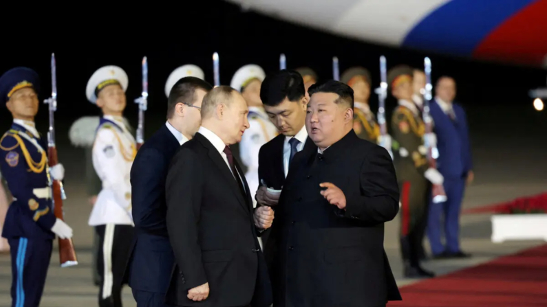 El presidente ruso Vladimir Putin (izq.) es recibido por el líder norcoreano Kim Jong Un (der.) a su llegada a un aeropuerto en Pyongyang, Corea del Norte, el 19 de junio de 2024. (KCNA vía Reuters)
