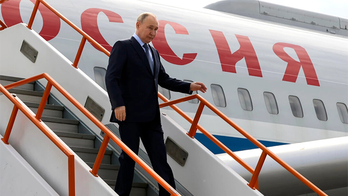 El presidente ruso Vladimir Putin llega al aeropuerto de Yakutsk, en el Lejano Oriente ruso, el 18 de junio de 2024. (Sergei Karpukhin/Kremlin Pool Photo vía AP)