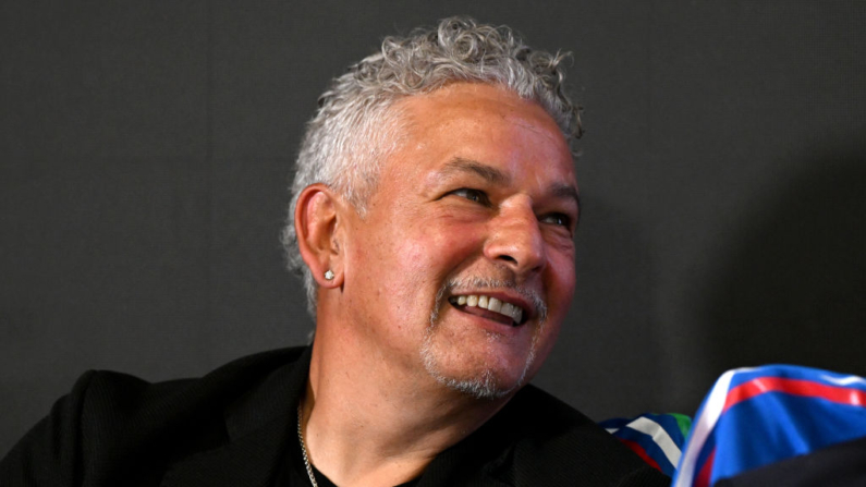 El exfutbolista italiano Roberto Baggio sonríe durante una rueda de prensa en el Centro Tecnico Federale di Coverciano el 03 de junio de 2024 en Florencia, Italia. (Claudio Villa/Getty Images)