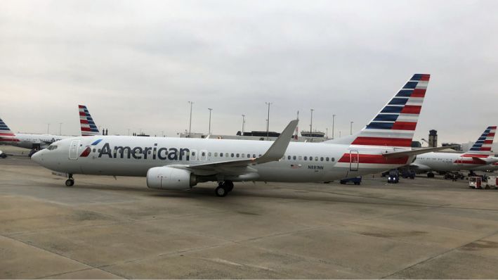 Un avión de American Airlines se ve el 17 de febrero de 2019 en el Aeropuerto Internacional de Charlotte en Charlotte, Carolina del Norte. (DANIEL SLIM/AFP vía Getty Images)