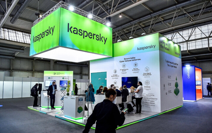 Visitantes sentados en el stand de la empresa rusa de desarrollo de software antivirus Kaspersky Lab en Barcelona, España, el 28 de febrero de 2022. (Pau Barrena/AFP vía Getty Images)