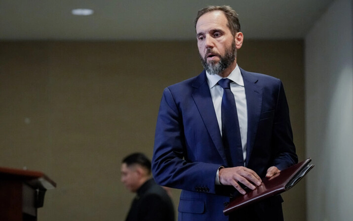 El abogado especial Jack Smith llega para hacer declaraciones sobre una acusación que incluye cuatro cargos de delito grave contra el expresidente Donald Trump, en Washington, el 1 de agosto de 2023. (Drew Angerer/Getty Images)