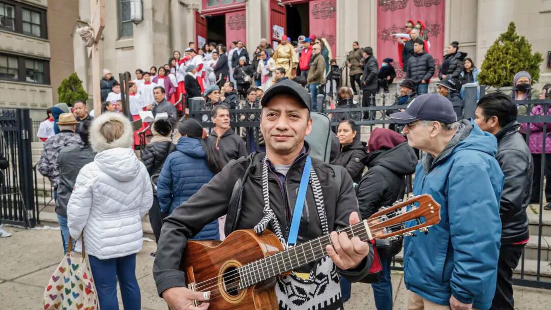 Los miembros de la iglesia se reúnen el Viernes Santo en el distrito de Brooklyn de la ciudad de Nueva York el 7 de abril de 2023. La mayoría de los latinos religiosos son católicos. 