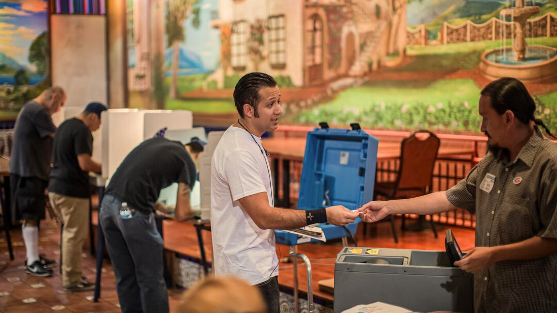 Los latinos votan en un colegio electoral en el restaurante El Gallo en Los Ángeles el 8 de noviembre de 2016. Los latinos representarán el 13 por ciento de los votantes elegibles en las elecciones de 2024.