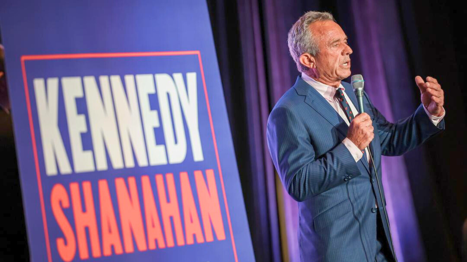 El candidato presidencial independiente Robert F. Kennedy Jr. habla en la Convención Nacional Libertaria en Washington el 24 de mayo de 2024. El apoyo hispano al Sr. Kennedy es suficiente para influir en las próximas elecciones.