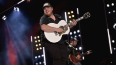 Luke Combs, cantante de country recuerda conmovido cómo se perdió el nacimiento de su hijo