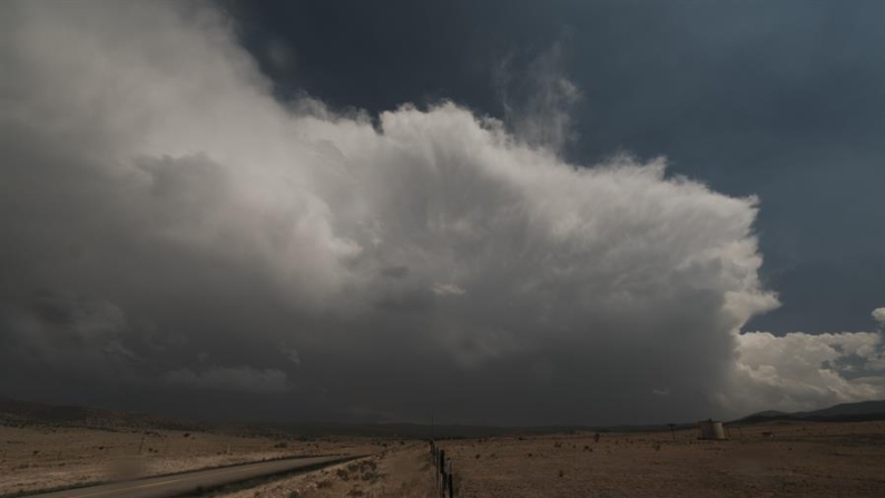 Nubes y humo del incendio de South Fork visto desde Capitán, Nuevo México, EE.UU. 19 de junio de 2024