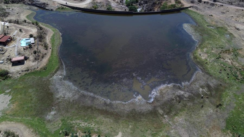 Fotografía de archivo que muestra el bajo nivel de agua de la presa Piedra Azul, en el municipio Teotitlán del Valle, en el estado de Oaxaca (México). EFE/Jesús Méndez