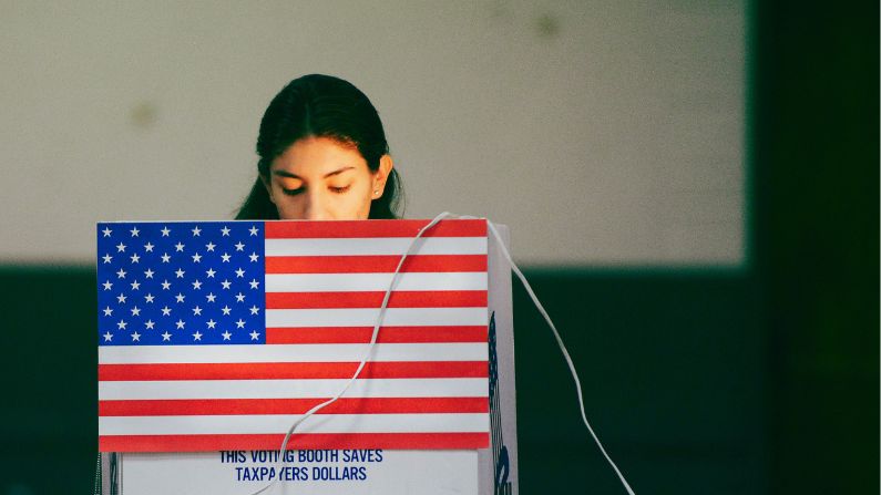 Un residente de Sun Valley vota en la estación de votación ubicada en la Iglesia de Nuestra Señora del Santo Rosario el día de las elecciones en el distrito latino de Sun Valley, en el condado de Los Ángeles, el 6 de noviembre de 2012 en California. FOTO AFP / JOE KLAMAR (JOE KLAMAR/AFP a través de Getty Images).