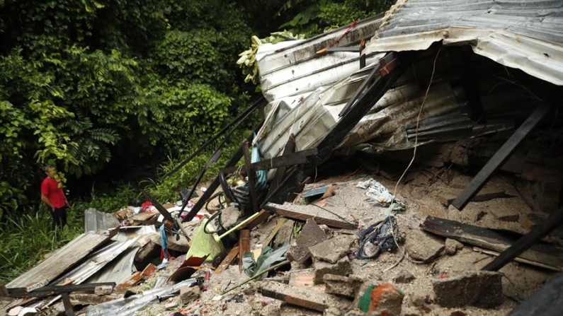 Fotografía donde se observan escombros de una casa afectada por un derrumbe en la madrugada del 21 de junio de 2024, en Soyapango (El Salvador). EFE/ Rodrigo Sura