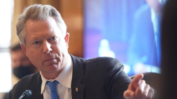 El senador Roger Marshall (R-Kan.) formula una pregunta durante una audiencia en el Capitolio en Washington, en esta fotografía de archivo. (Leigh Vogel/Getty Images)