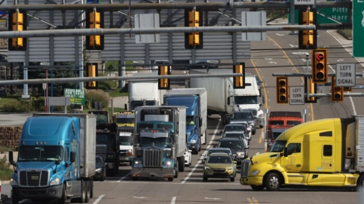 Camiones semirremolque se mueven a lo largo de Lincoln Highway mientras usan el intercambio indirecto de las interestatales 70, la autopista Pennsylvania Turnpike y la ruta 30 de Estados Unidos, en Breezewood, Pensilvania, el 14 de octubre de 2021. (Chip Somodevilla/Getty Images)