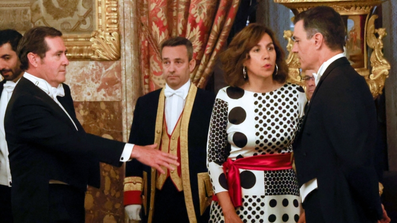 El presidente de la CEOE, Antonio Garamendi (I), saluda al presidente del Gobierno español, Pedro Sánchez (D), durante una cena oficial. (Photo by JUANJO MARTIN/POOL/AFP via Getty Images)