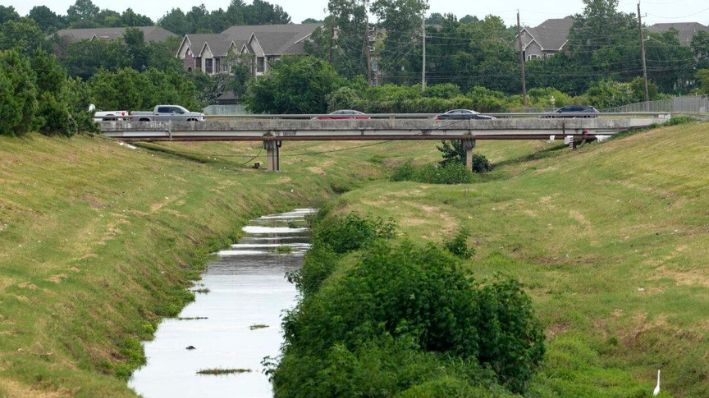 Un puente cruza un arroyo en Houston el 18 de junio de 2024. (Melissa Phillip/Houston Chronicle a través de AP)