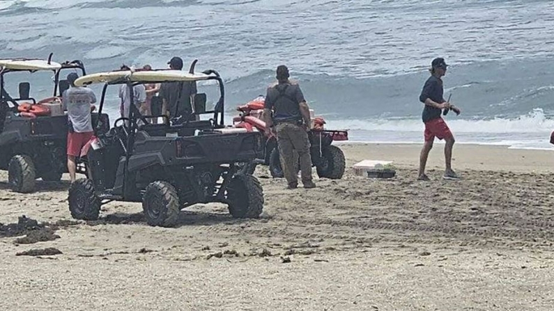 Unos socorristas se reúnen donde una pareja de Pensilvania quedó atrapada en una corriente de resaca mientras nadaba en Hutchinson Island, Florida, el 20 de junio de 2024. (Oficina del Sheriff del condado de Martin)