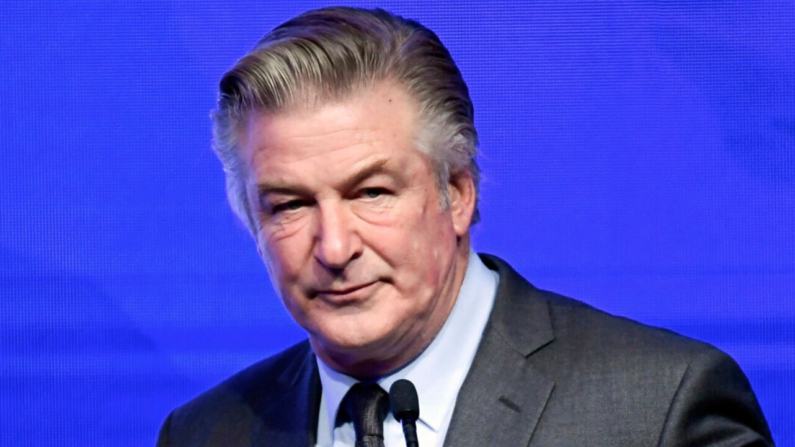 Alec Baldwin presenta la gala del Premio Ripple of Hope de los Derechos Humanos Robert F. Kennedy en el New York Hilton Midtown de Nueva York, el 9 de diciembre de 2021. (Evan Agostini/Invision/AP)