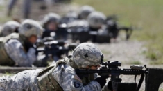 El senado de EE.UU. estudia exigir a las mujeres que también se registren para el reclutamiento militar