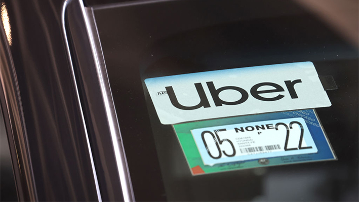 Un conductor de Uber llega para recoger a un pasajero en el Aeropuerto Internacional Midway el 09 de mayo de 2022 en Chicago, Illinois. (Scott Olson/Getty Images)