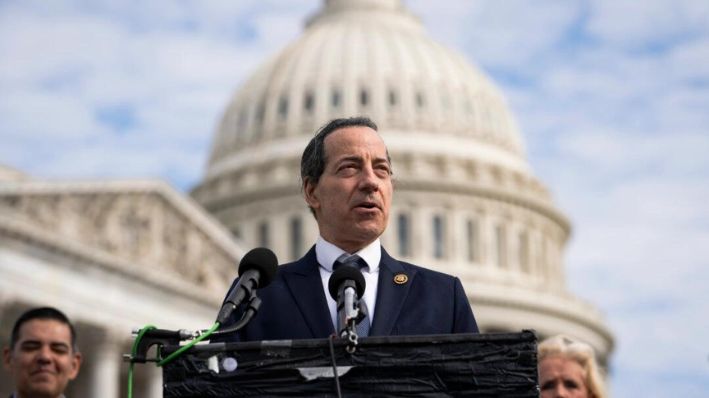 El representante Jamie Raskin y otros representantes demócratas hablan en una conferencia de prensa antes del testimonio del Dr. Anthony Fauci ante el Subcomité Selecto sobre la Pandemia de Coronavirus en Washington el 3 de junio de 2024. (Madalina Vasiliu/The Epoch Times)