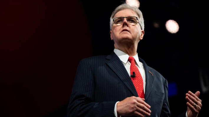 El vicegobernador de Texas Dan Patrick habla durante la Conferencia de Acción Política Conservadora (CPAC) en Dallas, Texas, el 09 de julio de 2021. (Brandon Bell/Getty Images)