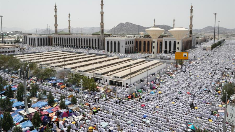 Fotografía de archivo en la que aparecen fieles musulmanes mientras rezan en los alrededores de la mezquita de Namrah, en Arafat durante su peregrinaje a La Meca, cerca de la ciudad santa, en Arabia Saudí. EFE/Mast Irham