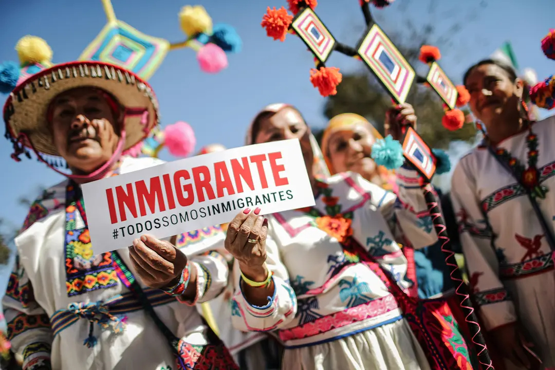 Los manifestantes sostienen un cartel que dice "Todos somos inmigrantes" en español durante el 72º desfile anual del Día de la Independencia Mexicana de East LA en Los Ángeles el 16 de septiembre de 2018. La población nacida en el extranjero en Estados Unidos ha crecido alrededor de 6.6 millones desde 2021, según Camarota. (Mario Tama/Getty Images)