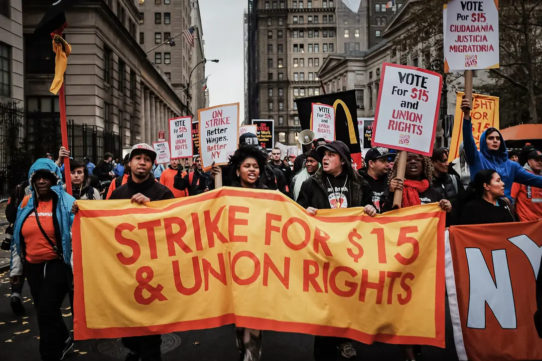 Trabajadores con salarios bajos y sus partidarios protestan por un salario mínimo de 15 dólares la hora en Nueva York el 10 de noviembre de 2015. (Spencer Platt/Getty Images)