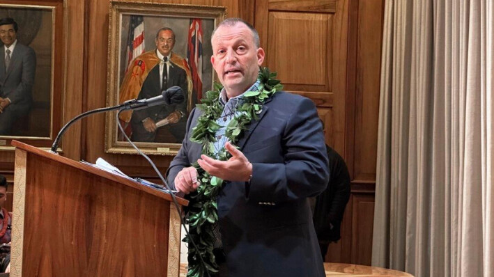 Gobernador de Hawai, Josh Green, habla en una rueda de prensa en Honolulu, Hawai, el 15 de diciembre de 2023. (Audrey McAvoy/Foto AP)