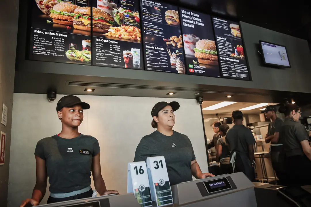 Cajeros trabajan en un restaurante McDonald's en Chicago el 4 de junio de 2018. Con una mayor dependencia de la mano de obra extranjera, los estadounidenses que realizan trabajos serviles podrían incluso no hablar el mismo idioma que sus compañeros de trabajo, según el Sr. Stein. (Scott Olson/Getty Images)