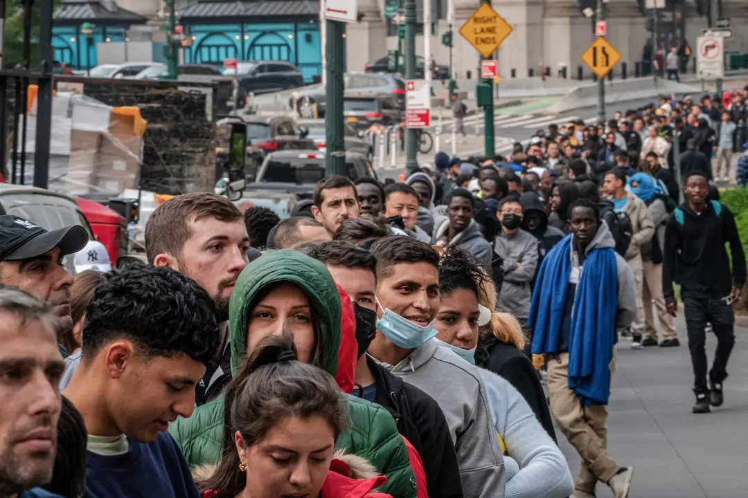 Cientos de inmigrantes ilegales recién llegados hacen fila ante el edificio federal Jacob K. Javits de Nueva York el 6 de junio de 2023. (David Dee Delgado/Getty Images)