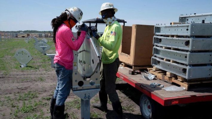 Los trabajadores de la construcción instalan actuadores para paneles basculantes en un sitio de energía solar que se está desarrollando en Bowling Green, Florida, el 24 de marzo de 2021. (Dane Rhys/Foto de archivo/Reuters)