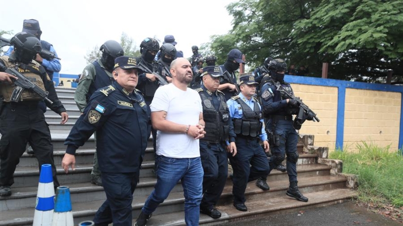 Integrantes de la Policía de Honduras escoltan al exvicealcalde hondureño Mario José Cálix, alías 'Cubeta' el 21 de junio de 2024 en Tegucigalpa (Honduras). EFE/ Gustavo Amador