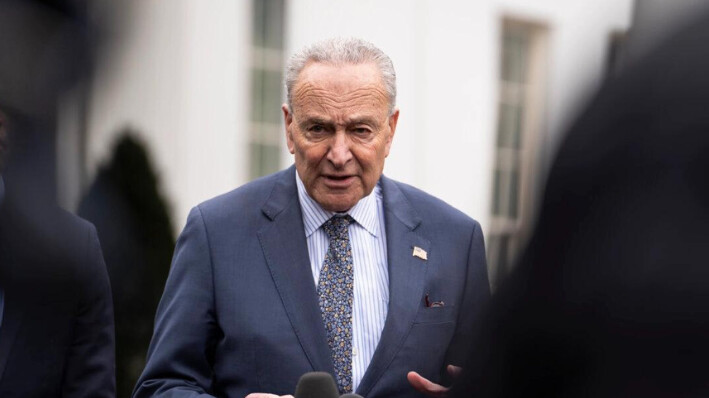 El líder de la mayoría en el Senado, el demócrata Chuck Schumer, habla con la prensa tras reunirse con el presidente Joe Biden y otros líderes del Congreso en la Casa Blanca en Washington el 27 de febrero de 2024. (Madalina Vasiliu/The Epoch Times)