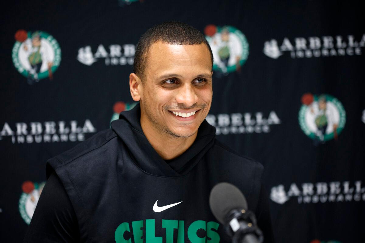 El entrenador jefe interino Joe Mazzulla de los Boston Celtics habla con los medios antes del partido contra los Charlotte Hornets en el Greensboro Coliseum Complex en Greensboro, Carolina del Norte, el 7 de octubre de 2022. (Jared Tilton/Getty Images)