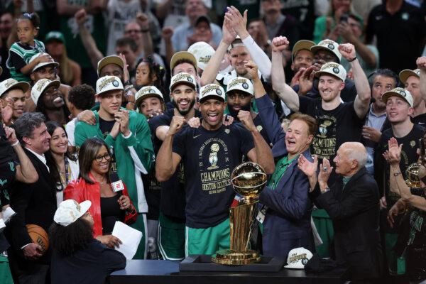 Jayson Tatum (0), Al Horford (42), Jaylen Brown (7) de los Boston Celtics celebran después de la victoria de Boston 106-88 contra los Dallas Mavericks en el quinto partido de las Finales de la NBA 2024 en Boston el 17 de junio de 2024. (Adam Glanzman/Getty Images)