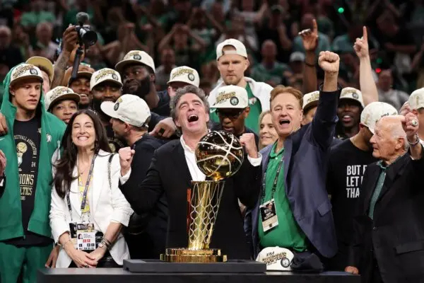 Wyc Grousbeck, propietario mayoritario de los Boston Celtics, celebra con el trofeo de campeón Larry O'Brien tras la victoria de Boston por 106-88 contra los Dallas Mavericks en el quinto partido de las Finales de la NBA de 2024 en Boston el 17 de junio de 2024. (Elsa/Getty Images)
