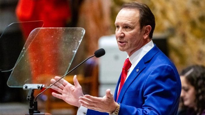 El gobernador de Luisiana, Jeff Landry, habla durante el inicio de la sesión especial en la Cámara de Representantes en Baton Rouge, Luisiana, el 15 de enero de 2024. (Michael Johnson/The Advocate vía AP)