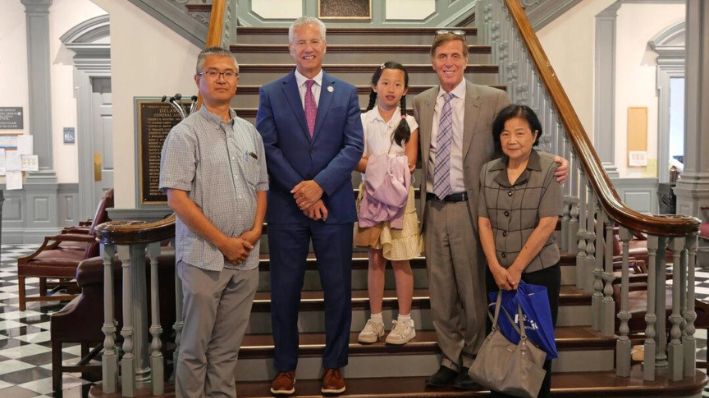 Legisladores de la Cámara de Representantes de Delaware. Michael Romane y Lyndon Yearick  posan para una foto con los practicantes de Falun Gong el 20 de junio de 2024. (Andrew Li/The Epoch Times)