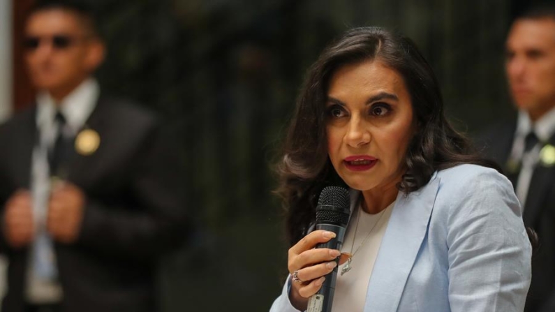 Fotografía de archivo del 28 de noviembre de 2023 de la vicepresidenta de Ecuador, Verónica Abad, durante una rueda de prensa en Quito (Ecuador). EFE/José Jácome