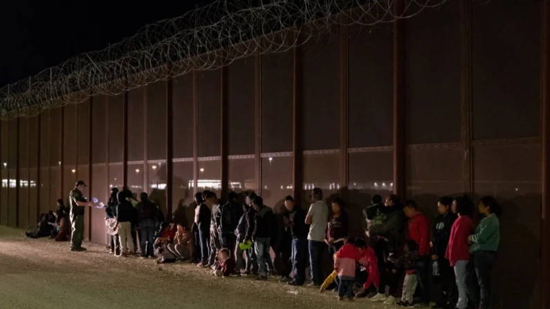 Grandes grupos de extranjeros ilegales fueron detenidos por agentes de la Patrulla Fronteriza del Sector Yuma cerca de Yuma, Arizona, el 4 de junio de 2019. (Jerry Glaser/U.S. Customs and Border Protection, CBP; dominio público)